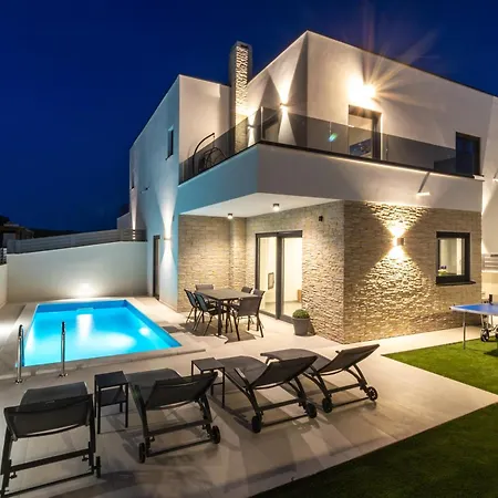 Matea Villa Sisan